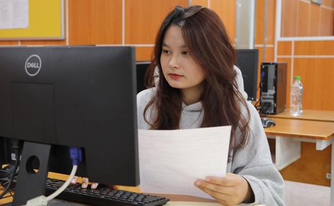 Đã có hơn 70 trường công bố điểm sàn đại học 14-23,5 - Ảnh 1. Thí sinh tham khảo thông tin điểm sàn và đăng ký xét tuyển tại Trường đại học Công nghiệp TP.HCM - Ảnh: NGUYỄN THƯƠNG