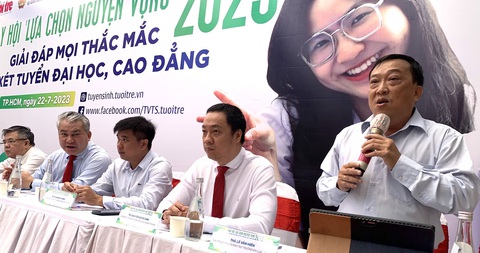 Trường đại học Luật TP.HCM điểm sàn không tăng, học phí cao nhất 165 triệu - Ảnh 1. Thạc sĩ Lê Văn Hiển, phụ trách phòng đào tạo Trường đại học Luật TP.HCM, tư vấn tại Ngày hội lựa chọn nguyện vọng xét tuyển năm 2023 - Ảnh: TRẦN HUỲNH