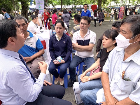 Điểm sàn Trường đại học Y dược TP.HCM: 2 ngành tăng 0,5 so với năm ngoái - Ảnh 1. PGS.TS Nguyễn Ngọc Khôi - trưởng phòng đào tạo Trường đại học Y Dược TP.HCM - tư vấn cho phụ huynh tại Ngày hội lựa chọn nguyện vọng xét tuyển 2023 - Ảnh: TRẦN HUỲNH