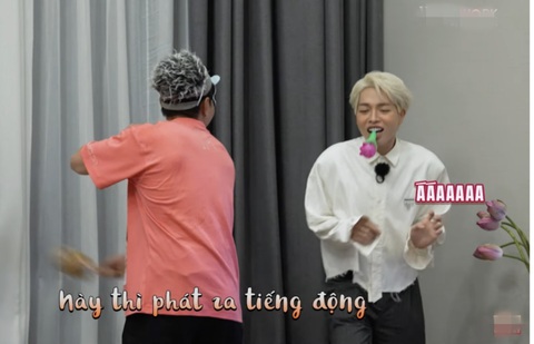Bích Phương 'rớt' sạch hình tượng vì trận đòn chổi lông gà của Lê Dương Bảo Lâm - Ảnh 7. Đức Phúc bị đánh nhưng vẫn vui thích với trò chơi này