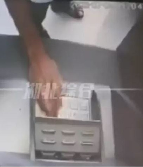 Nhét tiền âm phủ vào máy ATM để tăng số dư - Ảnh 1. Hình ảnh gây án của người đàn ông đã bị CCTV trong ATM ghi lại.