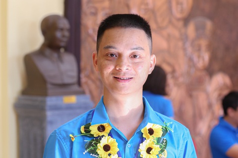 Kỹ sư Phùng Đức Cảnh rạng rỡ khi là một trong 167 gương tiêu biểu được vinh danh giải thưởng Nguyễn Đức Cảnh - Ảnh: HÀ QUÂN Kỹ sư Phùng Đức Cảnh rạng rỡ khi là một trong 167 gương tiêu biểu được vinh danh Giải thưởng Nguyễn Đức Cảnh - Ảnh: HÀ QUÂN