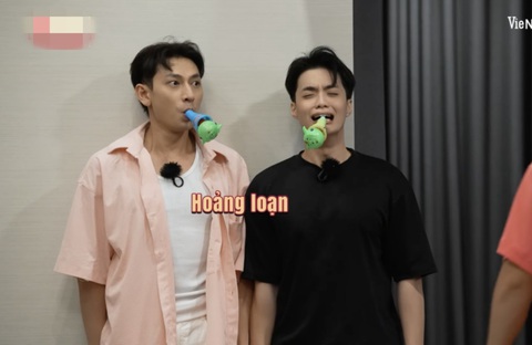 Bích Phương 'rớt' sạch hình tượng vì trận đòn chổi lông gà của Lê Dương Bảo Lâm - Ảnh 6. Lần lượt các thành viên trong dàn cast Hành trình rực rỡ đều bị Lê Dương Bảo Lâm đánh tơi tả
