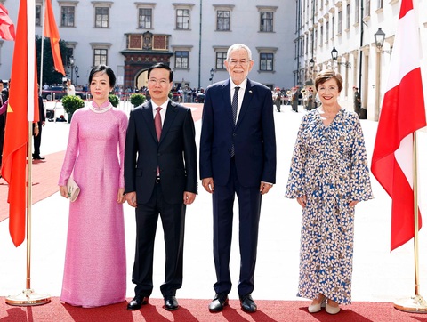 Áo tổ chức lễ đón trọng thể Chủ tịch nước Võ Văn Thưởng - Ảnh 5. Chuyến thăm của Chủ tịch nước Võ Văn Thưởng diễn ra ngay sau dịp hai nước kỷ niệm 50 năm thiết lập quan hệ ngoại giao vào năm 2022. Trong ảnh: Chủ tịch nước Võ Văn Thưởng và phu nhân cùng Tổng thống Áo Alexander Van der Bellen và phu nhân chụp ảnh chung trong lễ đón chính thức - Ảnh: TTXVN