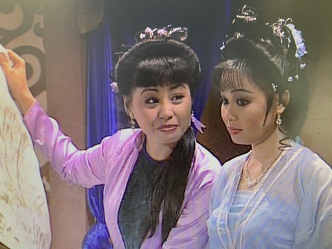 Lê Giang (vai Thu Nhi) và Ngân Huệ (vai Cát Phượng) trong vở Tương tư - Ảnh chụp màn hình: CẨM LINH Lê Giang (vai Thu Nhi) và Ngân Huệ (vai Cát Phượng) trong vở Tương tư - Ảnh chụp màn hình: CẨM LINH