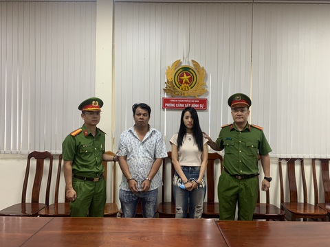 Công an TP.HCM phá tụ điểm mại dâm do người nước ngoài cầm đầu - Ảnh 2. Bùi Thị Phương Dung và Bùi Duy Hà tại cơ quan công an - Ảnh: Công an cung cấp