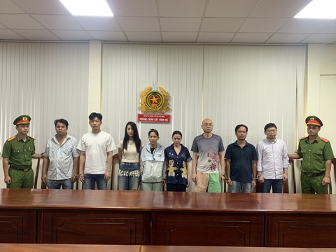 Công an TP.HCM phá tụ điểm mại dâm do người nước ngoài cầm đầu - Ảnh 1. Những người liên quan nhà hàng hoạt động mại dâm tại cơ quan công an - Ảnh: Công an cung cấp