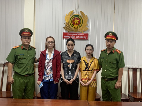 Nhân viên nữ tụ điểm ở quận 5 ra ký hiệu trước khi bán dâm - Ảnh 1. Ba người môi giới mại dâm ở nhà hàng Song Song tại cơ quan công an - Ảnh: Công an cung cấp