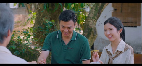 Nghĩa (trái, diễn viên Tuấn Tú) và Thảo (Ngọc Huyền) trong phim Món quà của cha - Ảnh: ĐPCC Nghĩa (trái, diễn viên Tuấn Tú) và Thảo (Ngọc Huyền) trong phim Món quà của cha - Ảnh: ĐPCC