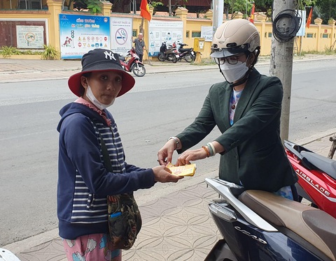 Lợi nhuận khủng gần 8.800 tỉ, công ty xổ số đề nghị tăng vé phát hành - Ảnh 1. Người bán vé số dạo đóng góp rất lớn vào lợi nhuận khủng của các công ty xổ số - Ảnh: LÊ DÂN
