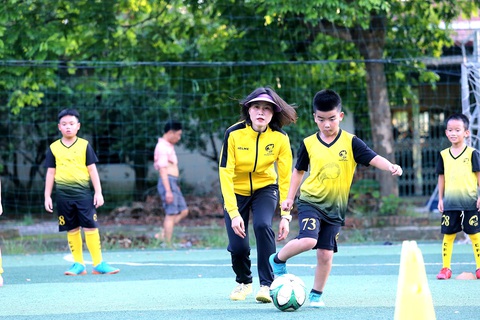 Bóng đá nữ Việt Nam, 30 năm hành trình World Cup - Kỳ 6: Đời cầu thủ đâu chỉ quanh quả bóng - Ảnh 1. Ngọc Châm cùng các học trò nhỏ ở trung tâm bóng đá cộng đồng do cô thành lập - Ảnh: ĐỨC KHUÊ