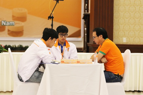 Cao thủ cờ tướng Nguyễn Thành Bảo bị xử thua vì lý do bất ngờ - Ảnh 1. Nguyễn Thành Bảo (phải) ở trận lượt về tranh hạng 5 Giải cờ tướng các danh thủ quốc tế 2023 - Ảnh: M.Q.