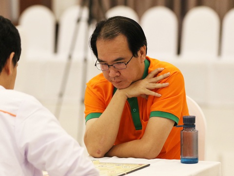 Cao thủ cờ tướng Nguyễn Thành Bảo bị xử thua vì lý do bất ngờ - Ảnh 3. Nguyễn Thành Bảo bị xử thua vì mang điện thoại vào phòng thi đấu - Ảnh: M.Q.