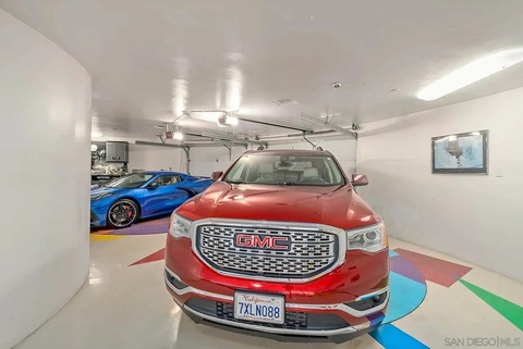 'Nhà di động', nhưng động theo cách rất lạ: Mọi thứ đều xoay,, từ ô tô trong garage đến phòng tắm - Ảnh 9. Dù tầng 1 cố định song vẫn có không gian xoay. Đó là hai garage lớn với mỗi garage chứa được 2 ô tô. Có thể đậu thêm 2 chiếc xe nữa trên đường lái nếu bộ sưu tập xe mở rộng. Trong garage có bàn xoay 180 độ để gia chủ có thể lái xe ra từ hướng mình mong muốn - Ảnh: Nav Productions