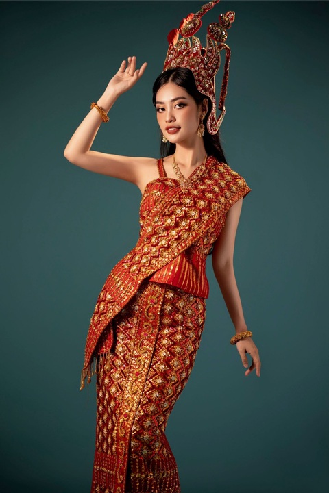 Nông Thúy Hằng hóa cô dâu Khmer, Ê đê, Dao, Tày, Mông - Ảnh 3. Nông Thúy Hằng mặc trang phục cưới của người Khmer. Ngoài chia sẻ về dự án mới, cô cũng thẳng thắn nói về việc vuột mất cơ hội chinh chiến tại Miss Earth. "Dù có đi thi một cuộc thi quốc tế khác hay không, tôi sẽ cố gắng hết mình để rèn luyện bản thân, đóng góp nhiều giá trị cho cộng đồng”, Nông Thúy Hằng khẳng định - Ảnh: NVCC