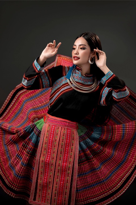 Nông Thúy Hằng hóa cô dâu Khmer, Ê đê, Dao, Tày, Mông - Ảnh 6. Chủ nhân "Muôn sắc trang phục cưới của các dân tộc Việt Nam" hóa thân thành cô dâu dân tộc Mông. Chia sẻ về dự định tương lai, Nông Thúy Hằng bật mí: "Sắp tới, chúng tôi tiếp tục thực hiện các chuyến đi vừa khám phá văn hóa, vừa thực hiện công tác thiện nguyện. Dự kiến cuối năm nay tôi sẽ tổ chức triển lãm ảnh" - Ảnh: NVCC