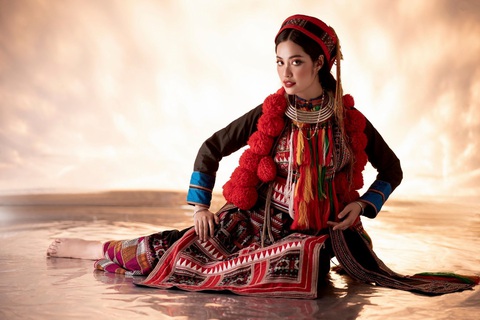 Nông Thúy Hằng hóa cô dâu Khmer, Ê đê, Dao, Tày, Mông - Ảnh 1. Nông Thúy Hằng trong trang phục cưới của người Dao đỏ - Ảnh: NVCC