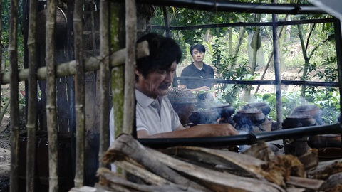 Nghệ sĩ Công Ninh vào vai người cha nuôi con bằng nghề kho cá bống - Ảnh: ĐPCC Nghệ sĩ Công Ninh vào vai người cha nuôi con bằng nghề kho cá bống - Ảnh: ĐPCC