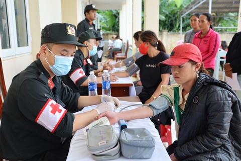 Ông Phan Đình Trạc thăm trung đoàn Cảnh sát cơ động Tây Nguyên - Ảnh 8. Tổ chức chương trình khám, tư vấn sức khỏe, tặng quà, cấp phát thuốc cho người dân - Ảnh: NGUYỄN HẰNG