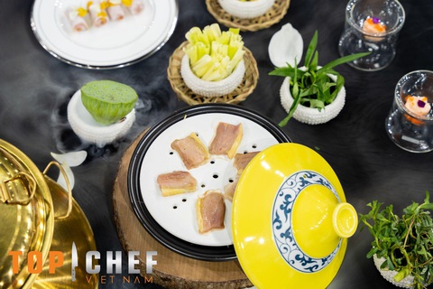 Top Chef Việt Nam tập 7: Quỳnh Anh Shyn thưởng thức đại tiệc lẩu 3 miền - Ảnh 3. Cá tra dầu có vân mỡ vàng béo ngậy giống vân mỡ bò Waygu