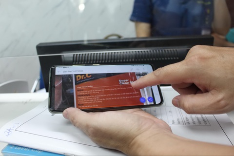 Cảnh báo ngộ độc hóa chất "xách tay" không tiếng Việt - Ảnh 1. Hóa chất bệnh nhân uống phải không có thông tin tiếng Việt, không rõ thành phần - Ảnh: DƯƠNG LIỄU