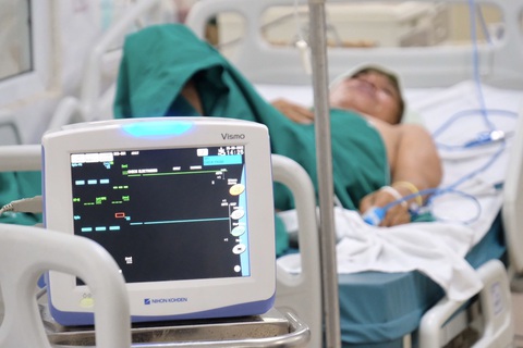 Tin tức sáng 25-7: - Ảnh 2. Bệnh nhân mắc sốt xuất huyết điều trị tại Bệnh viện Bệnh nhiệt đới trung ương - Ảnh: NGUYÊN BẢO