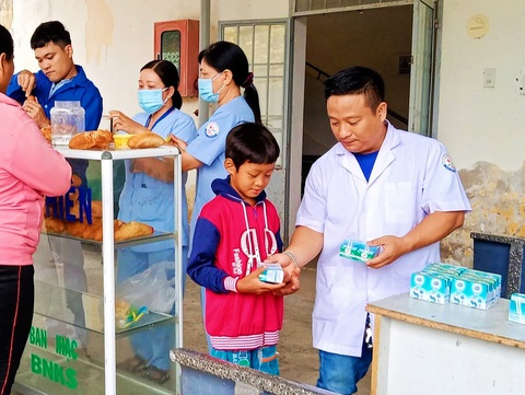 Trái tim nhân hậu của Cường "dẹo" - Ảnh 1. Những chiếc bánh mì, hộp sữa lan tỏa nghị lực sống của anh Cường đến xã hội - Ảnh: NVCC