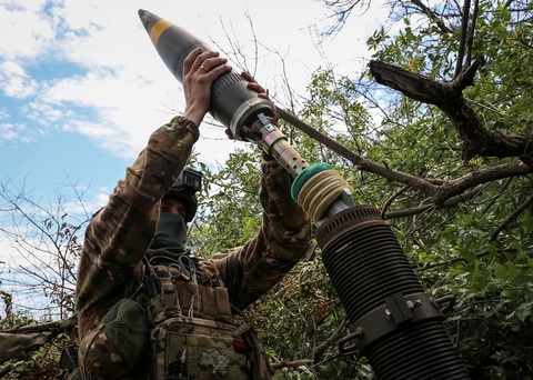 Binh sĩ Ukraine chuẩn bị súng cối ở gần thành phố Bakhmut, vùng Donetsk, ngày 13-7 - Ảnh: REUTERS Binh sĩ Ukraine chuẩn bị súng cối ở gần thành phố Bakhmut, vùng Donetsk, ngày 13-7 - Ảnh: REUTERS