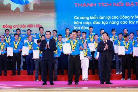 Ông Nguyễn Xuân Thắng - Giám đốc Học viện Chính trị Quốc gia Hồ Chí Minh (bên phải) và ông Nguyễn Đình Khang - Chủ tịch Tổng liên đoàn Lao động Việt Nam (bên trái) trao giải thưởng Nguyễn Đức Cảnh cho công nhân tiêu biểu - Ảnh: HẢI NGUYỄN Ông Nguyễn Xuân Thắng - giám đốc Học viện Chính trị quốc gia Hồ Chí Minh (hàng đầu, bìa phải) và ông Nguyễn Đình Khang - chủ tịch Tổng liên đoàn Lao động Việt Nam (hàng đầu, bìa trái) trao Giải thưởng Nguyễn Đức Cảnh cho công nhân tiêu biểu - Ảnh: HẢI NGUYỄN