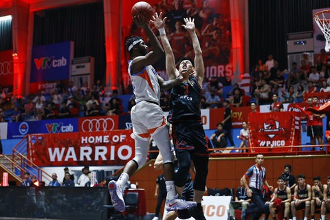 VBA 2023 hấp dẫn với loạt trận cân não - Ảnh 2. Thang Long Warriors (phải) kiên cường chống trả dù thiệt quân - Ảnh: VBA