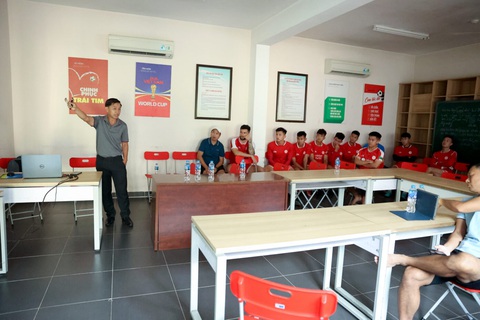 Trưởng ban trọng tài VFF Đặng Thanh Hạ phổ biến thông tin với cầu thủ và HLV CLB Viettel - Ảnh: VPF Trưởng ban trọng tài VFF Đặng Thanh Hạ phổ biến thông tin với cầu thủ và HLV CLB Viettel - Ảnh: VPF