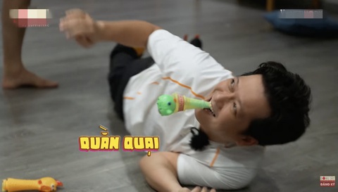 Bích Phương 'rớt' sạch hình tượng vì trận đòn chổi lông gà của Lê Dương Bảo Lâm - Ảnh 8. "Anh cả" Trường Giang bị đánh đến quằn quại ở cuối trò chơi