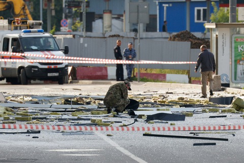 AFP: Ukraine thừa nhận tấn công trung tâm thủ đô Nga - Ảnh 1. Hiện trường vụ máy bay không người lái tấn công Matxcơva ngày 24-7 - Ảnh: REUTERS