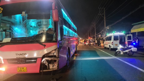 Tạm giữ lái xe Thành Bưởi trong vụ tai nạn khiến hai anh em ruột chết - Ảnh 1. Hiện trường vụ xe Thành Bưởi đối đầu xe máy trên quốc lộ 20 khiến hai anh em ruột chết - Ảnh: TRUNG ANH