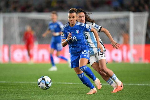 Trực tuyến tuyển nữ Ý - Argentina (hiệp 1): 0-0 - Ảnh 1. Pha tranh bóng ở trận tuyển nữ Ý (áo xanh) với Argentina tại Eden Park - Ảnh: Getty Images