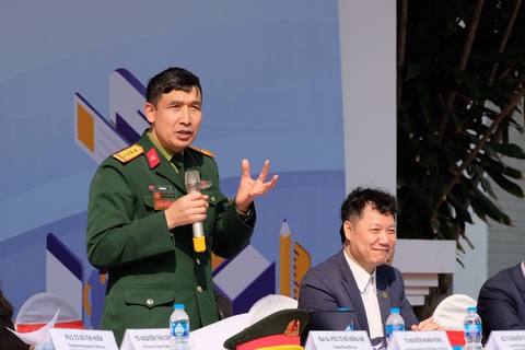 Công bố ngưỡng điểm nhận hồ sơ xét tuyển trường quân đội - Ảnh 1. Chuyên gia khối trường quân đội tư vấn tại chương trình tư vấn tuyển sinh năm 2023 của báo Tuổi Trẻ - Ảnh: NGUYÊN BẢO