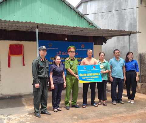 Ông Phan Đình Trạc thăm trung đoàn Cảnh sát cơ động Tây Nguyên - Ảnh 2. Trung đoàn Cảnh sát cơ động Tây Nguyên trao tặng công trình sửa chữa nhà nhân ái cho người dân - Ảnh: NGUYỄN HẰNG