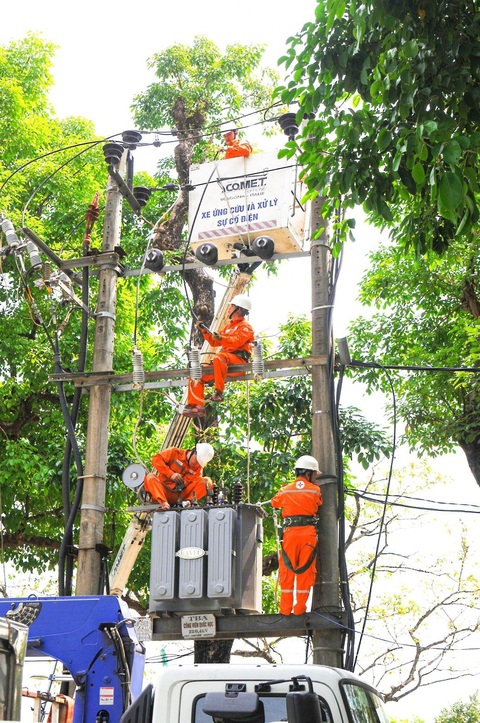 6 tháng đầu năm của EVNCPC, những nỗ lực đáng ghi nhận - Ảnh 2. Công nhân điện lực Thừa Thiên Huế (thuộc EVNCPC) đang tiến hành sửa chữa lưới điện trên địa bàn - Ảnh: EVNCPC