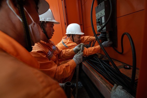 6 tháng đầu năm của EVNCPC, những nỗ lực đáng ghi nhận - Ảnh 1. Công nhân điện lực thuộc EVNCPC đang tiến hành sửa chữa lưới điện - Ảnh: EVNCPC