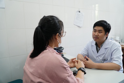 BS Nguyễn Thành Long, Viện Sức khỏe tâm thần tư vấn cho bệnh nhân - Ảnh: NGUYỄN HIỀN BS Nguyễn Thành Long, Viện Sức khỏe tâm thần, tư vấn cho bệnh nhân - Ảnh: NGUYỄN HIỀN