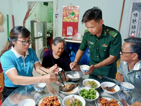 Xúc động “bữa cơm tri ân” nhân ngày thương binh liệt sỹ - Ảnh 4. Bữa cơm ấm cúng và thân mật - Ảnh: MINH CHIẾN