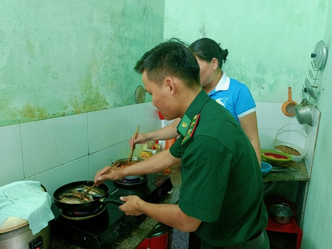 Xúc động “bữa cơm tri ân” nhân ngày thương binh liệt sỹ - Ảnh 2. Gian bếp nhà bà Bốn đầy tiếng cười khi thành viên trong đoàn đến trực tiếp nấu bữa cơm - Ảnh: MINH CHIẾN