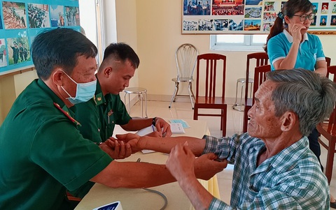 Xúc động “bữa cơm tri ân” nhân ngày thương binh liệt sỹ - Ảnh 6. Bộ đội biên phòng tỉnh Bình Định khám chữa bệnh cho người nghèo - Ảnh: MINH CHIẾN