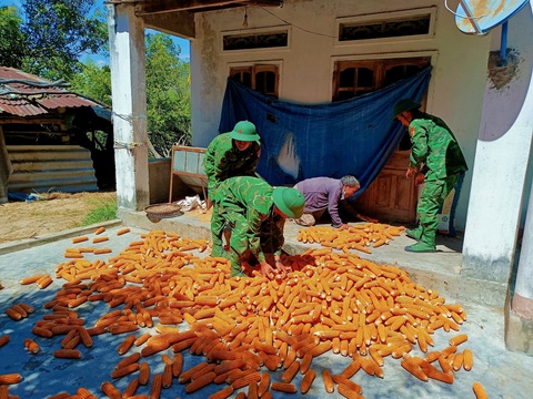 Xúc động “bữa cơm tri ân” nhân ngày thương binh liệt sỹ - Ảnh 5. Mô hình "Mỗi tuần giúp đỡ một hộ nghèo khu vực biên giới biển" đầy thực tế - Ảnh: MINH CHIẾN
