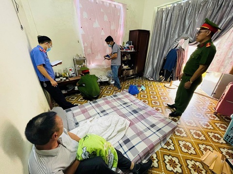 Mượn 15 tỉ chuyển cho người nước ngoài, vừa bị lừa mất tiền, còn bị bắt giam - Ảnh 1. Cơ quan công an khám xét nơi ở của vợ chồng bà Nhạn - Ảnh: H.B.