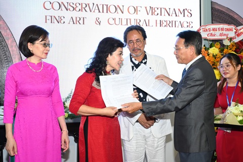 Bà Nguyễn Kim Phiến nhận quyết định thành lập Trung tâm UNESCO Bảo tồn Di sản mỹ thuật văn hóa Việt Nam - Ảnh: BTC Bà Nguyễn Kim Phiến nhận quyết định thành lập Trung tâm UNESCO Bảo tồn di sản mỹ thuật văn hóa Việt Nam - Ảnh: BTC