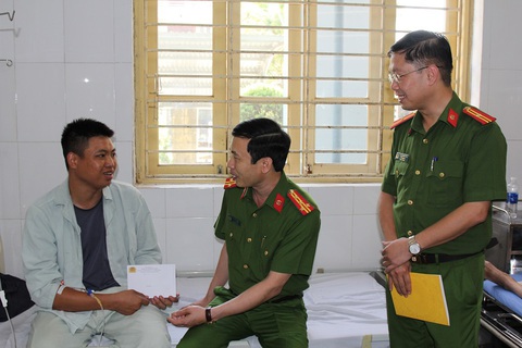 'Anh cảnh sát’ lao vào lửa cứu 6 người, chủ nhà viết thư cảm ơn - Ảnh 2. Lãnh đạo Công an tỉnh Hà Nam thăm hỏi thượng sĩ Nguyễn Văn Sỹ bị thương trong quá trình tham gia chữa cháy, cứu nạn đưa các nạn nhân ra ngoài - Ảnh: LAN ANH
