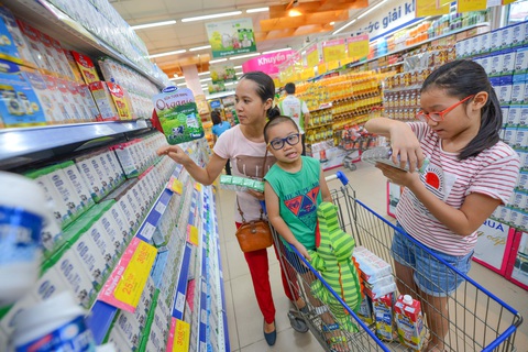 Sữa hay những thức uống từ các loại hạt được bày bán ở siêu thị được nhiều phụ huynh lựa chọn - Ảnh: QUANG ĐỊNH