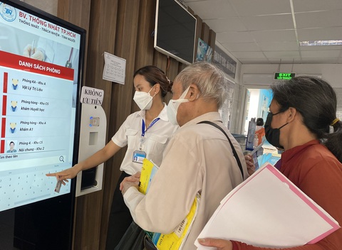 Người cao tuổi được nhân viên Bệnh viện Thống Nhất (TP.HCM) hướng dẫn đăng ký khám chữa bệnh - Ảnh: X.MAI Người cao tuổi được nhân viên Bệnh viện Thống Nhất (TP.HCM) hướng dẫn đăng ký khám chữa bệnh - Ảnh: X.MAI