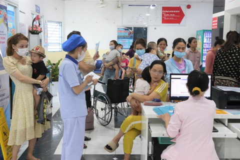 Những ngày qua, khoa nhiễm - thần kinh Bệnh viện Nhi đồng 1 (TP.HCM) luôn chật kín phụ huynh và trẻ mắc bệnh tay chân miệng nhập viện điều trị - Ảnh: XUÂN MAI Những ngày qua, khoa nhiễm - thần kinh Bệnh viện Nhi đồng 1 (TP.HCM) luôn chật kín phụ huynh và trẻ mắc bệnh tay chân miệng nhập viện điều trị - Ảnh: XUÂN MAI